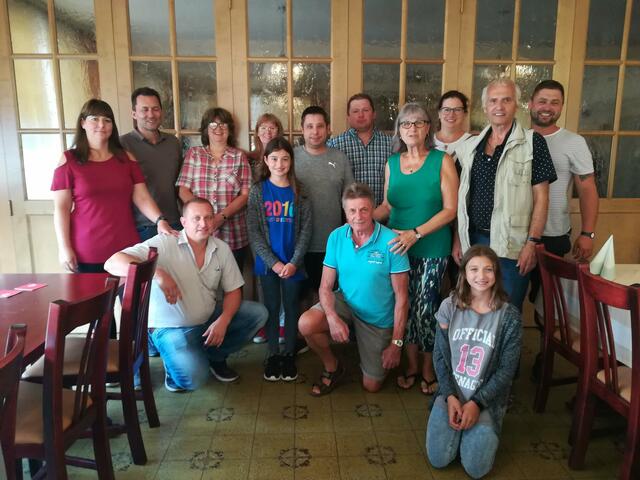 Von links nach rechts
Ganzwohl Gabriele, Hemmerich Alexander, Wallmüller Rene, HartbergerDenise, Maria Schweikert, Anissa Eidler, Wiedschitz Roland, Hanler Josef, Josef u. Helga Hafenscher, Fam. Eidler, Ernst-Anton Hihlik;
