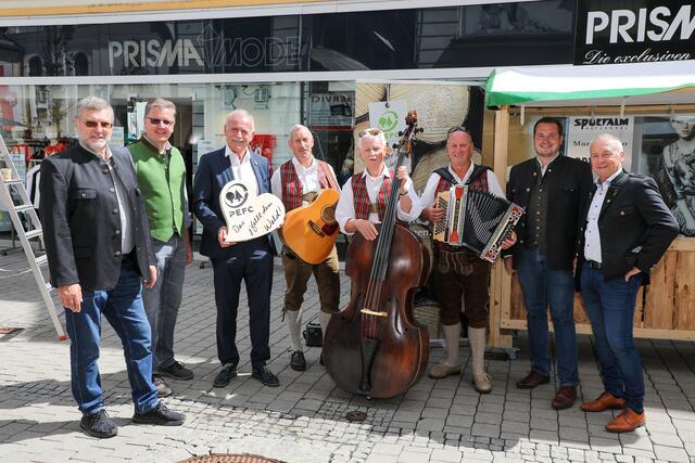 Kurt Ramskogler, Obmann PEFC Austria, Landeskammerrat und Kammerobmann Andreas Steinegger, Vizebürgermeister der Stadt Leoben Maximilian Jäger, Das Lamingtal Trio, Bundesobmann der Landjugend Österreich und PEFC Martin Kubli, Werbeunternehmer Edi Lieber | Foto: Freisinger