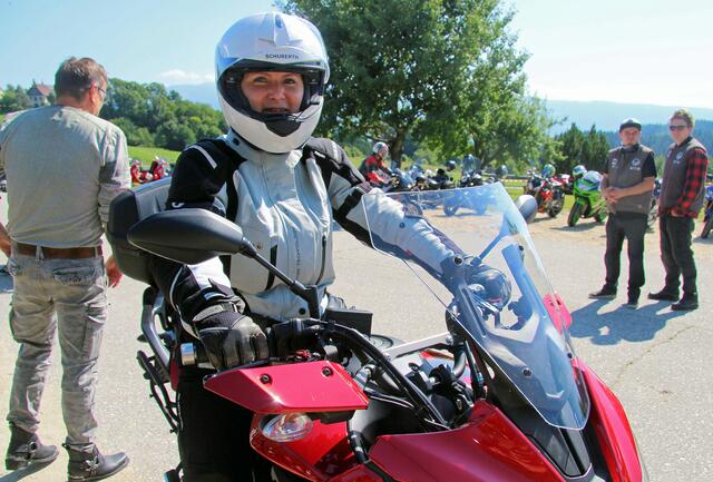 Auch die St. Andräer Bürgermeisterin Maria Knauder kam stilecht auf zwei Rädern zur Biker-Segnung. | Foto: Emhofer