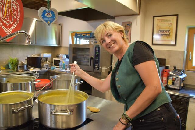 Andrea Kohlweg serviert ihre Kirchtagssuppe mit drei Beilagen: Nudeln, Fleisch und Backerbsen | Foto: Foto: Lisa Graier