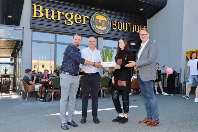 Eröffnet: Hartbergs Bgm. Marcus Martschitsch (r.) gratulierte Ümit Baran (2.v.l.) und Geschäftsführer Wisan Alani (l.) zur Eröffnung ihrer „Burger Boutique“ in der Ferdinand-Leihs-Straße 45.
 | Foto: Alfred Mayer