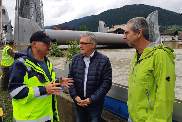 Landesrat Josef Schwaiger (Mitte) an der Hubbrücke von Mittersill im Gespräch mit Bürgermeister Wolfgang Viertler und Martin Zopp vom Referat Schutzwasserwirtschaft. | Foto: Land Salzburg/Roman Kittl 