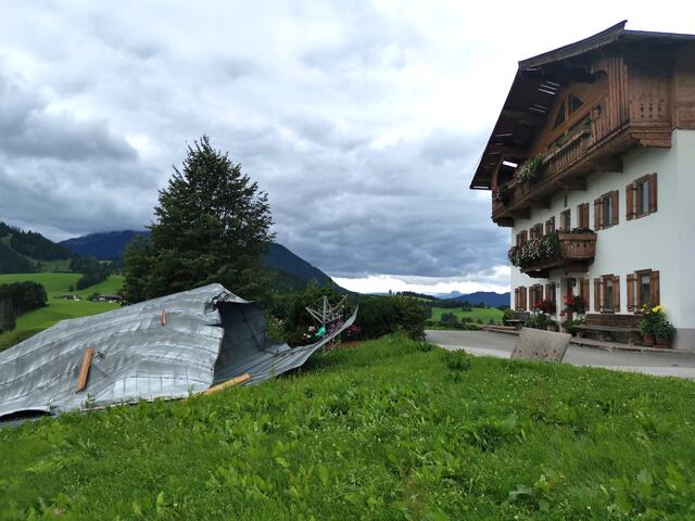 Das Dach eines Bauernhauses in Bichlach wurde durch die Sturmböen teilweise abgedeckt. | Foto: ZOOM.TIROL