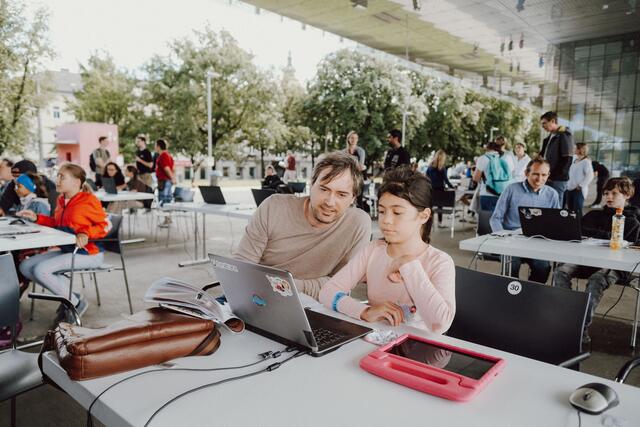 Rund 50 Kinder und Jugendliche tüfelten am 6. August bei "L!NZ Codes!" beim Kunstmuseum Lentos unter freiem Himmel. | Foto: Photo Stoebich