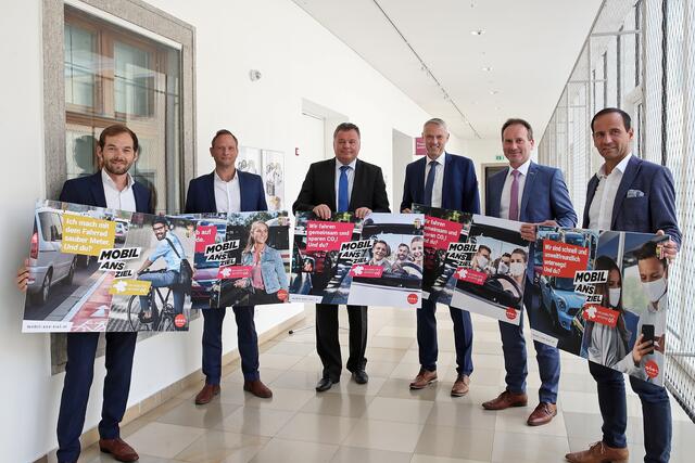  v.l.: Christoph Seybold (Fluidtime), Klaus Wimmer (Leitung Kommunikation und Marketing OÖVG), Infrastruktur-Landesrat Günther Steinkellner, Wolfgang Schildorfer (Forschungsprofessor am FH Campus Steyr), Harald Großauer (Landesdirektor ÖAMTC OÖ) und Christian Ebner (Geschäftsführer ASFINAG Service GmbH) präsentierten Domino OÖ. | Foto: Land OÖ/Kauder