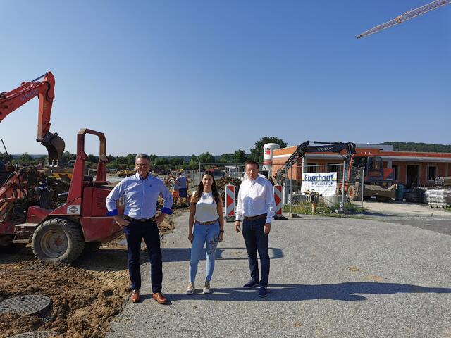 Ein Bild vom Stand der Baustellen-Dinge machten sich OSG-Chef Alfred Kollar (links), Bgm. Bernhard Deutsch und Bettina Derkits vom Gemeindeamt. | Foto: OSG