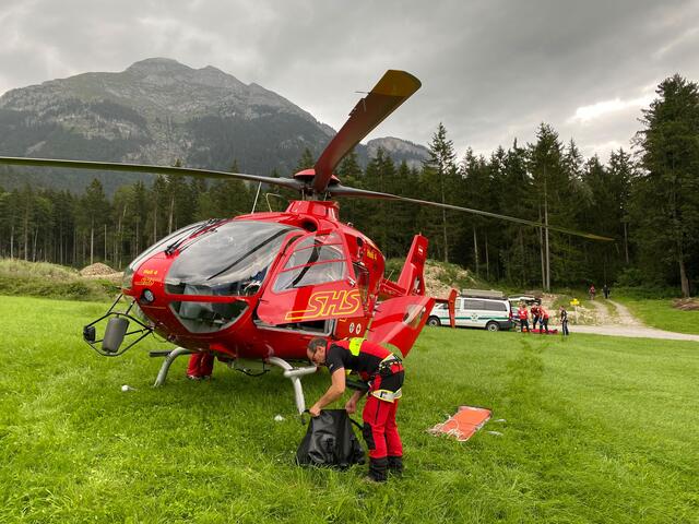 Die Crew des Notarzthubschraubers HELI 4 und sowie die Bergrettung Jenbach versorgten den Gestürzten vor Ort. | Foto: ZOOM.Tirol