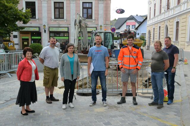 Lokalaugenschein: Bürgermeisterin Ludmilla Etzenberger, Stadtrat BM Ing. Franz Holzer, Stadtamtsdirektorin Petra Aschauer, BM Ing. Philipp Hirsch (Technisches Büro Seidl), Techniker Ing. Patrick Rogner (Fa. Swietelsky), Polier Manfred Jenny (Fa. Swietelsky) und Techniker Michael Flesch (Technisches Büro Seidl).  | Foto: Stadt Gföhl