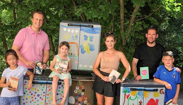 Bücherboxen für den ganzen Bezirk: K. Kornhäusl, Kindergärtnerin J. Wolf und BV G. Wilfling (v.r.) mit den bemalten Tauschboxen. | Foto: KK