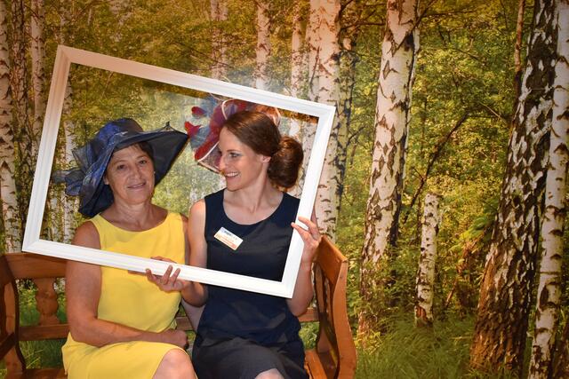 Die Mitarbeiterin Silvia Pichler und die ehrenamtliche Mitarbeiterin Helga Leimer sorgten mit ihren schicken Hüten für Staunen.  | Foto: SeneCura