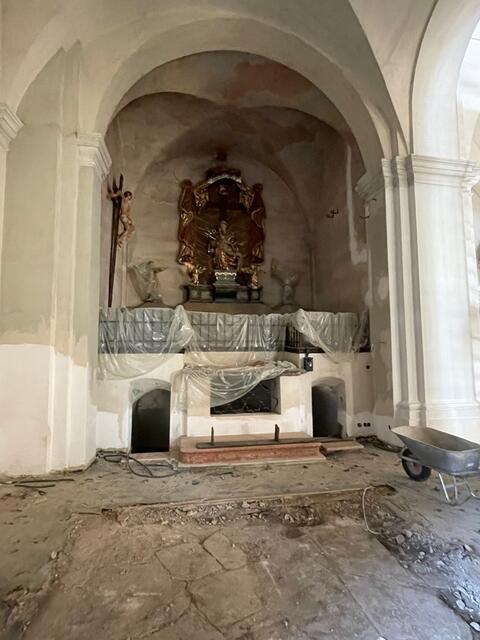 In der Altkirche: Ein Blick auf die Nische links neben dem Hauptportal mit der leidenden Gottesmutter Maria. | Foto: Susanne Veronik