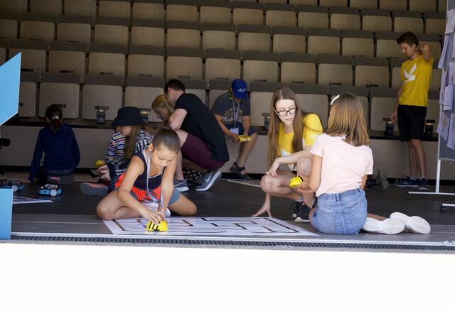 Bei den JKU Science Holidays tüftelten die Nachwuchs-Forscher an ihren eigenen Robotern. | Foto: Baumgartner/BRS