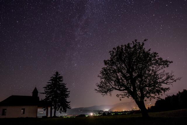 Immer Mitte August kreuzt die Erde die Bahn des Kometen 109P/Swift-Tuttle, dessen Staubspur den Sternschnuppen-Regen der Perseiden erzeugt. Laut der Wiener Arbeitsgemeinschaft für Astronomie (WAA) ist der Höhepunkt des alljährlichen Meteorstroms der Perseiden am Donnerstag (12. August).