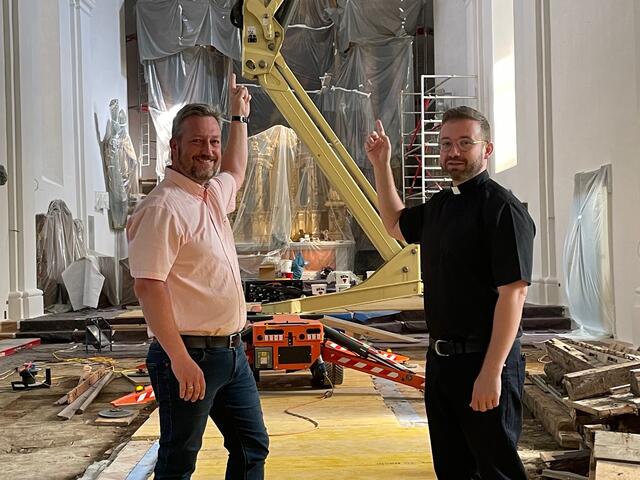 Stadtpfarrer István Holló (r.) und Robert Neschmach vom Wirtschaftsrat der Stadtpfarre freuen sich über das Voranschreiten der Innensanierung der Stadtpfarrkirche in Deutschlandsberg und zeigen auf die gerade in Arbeit befindlichen Gewölbeflächen. | Foto: Susanne Veronik