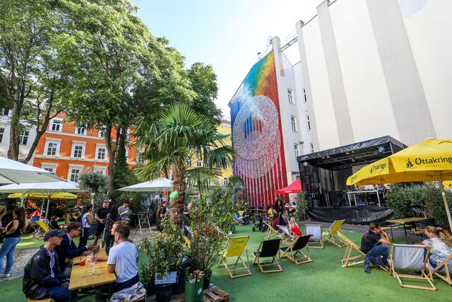 Die temporäre Freiluftbühne wird als Raum für Konzerte, Workshops, Theater und Lesungen genutzt.