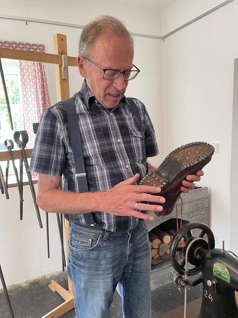 Rüdiger Böckel erklärt, wie viel Arbeit in einem Paar Schuhe steckt und wie diese früher hergestellt wurden.  | Foto: Konrad