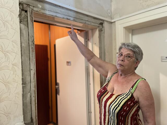 Elisabeth Nagel-Neuwirth vor ihrer Wohnung. der Türstock ist trotz Zusage noch nicht gemacht.  | Foto: Michael J. Payer