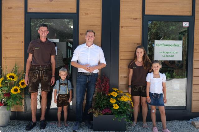 Klima-Landesrat Stefan Kaineder (Grüne) mit der "Standlers"-Familie Mitterndorfer vor dem SB-Laden. | Foto: Land OÖ