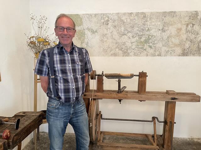 Obmann Rüdiger Böckel vor einer alten aber intakten Drechselbank.  | Foto: Konrad