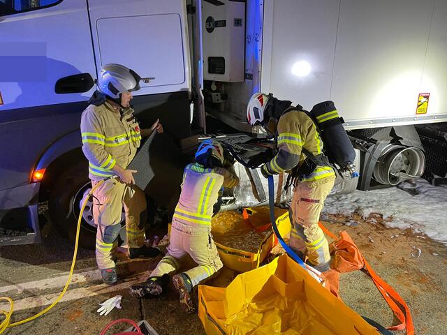 Nach der Verkehrsunfall war der Arlbergtunnel für die Aufräumarbeiten für rund zweieinhalb Stunden gesperrt. | Foto: BFV Landeck
