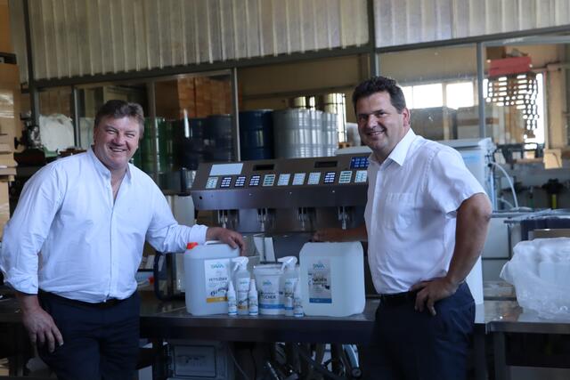 Gesellschafter Werner Hochsteiner und Geschäftsführer Hubert Isopp in der Produktionshalle ihres Unternehmens Sawamed CRD. Das Unternehmen ist vor einigen Monaten von Wölfnitz nach Althofen übersiedelt.   | Foto: RMK
