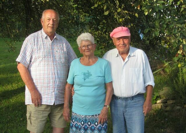 Obmann Heinz Schächle gratulierte Karl Engelmeier zum 85. Geburtstag. Mit am Bild Gattin Esther.  | Foto: Marlies Pauer