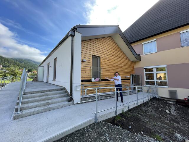 Bürgermeister Erich Ofner vor der neuen Kinderkrippe, die direkt an den Kindergarten der Gemeinde Kraubath anschließt.  | Foto: Konrad