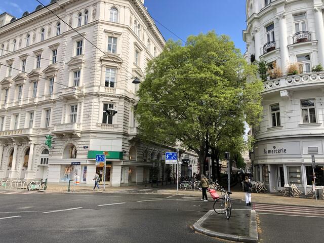 Im Moment ist die Servitengasse ein Wohnstraße, in der das Durchfahrverbot des öfteren missachtet wird.