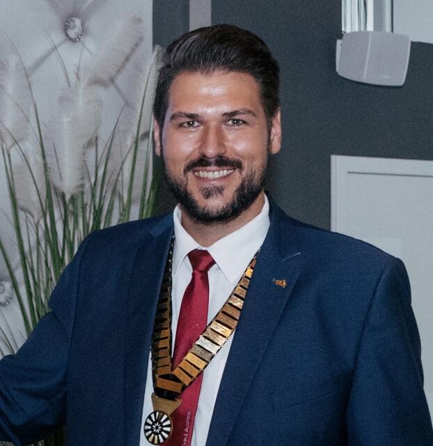 Mitte Juli wurde die Präsidenten-Kette des Round Tables an Christof Baumgartner überreicht. | Foto: Privat