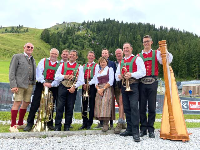 Franz Posch &amp; seine Innbrüggler mit GF Peter Mitterer, Vizebürgermeisterin Maria Mitterer, Bürgermeister Alois Hasenauer und GF Hans-Georg Bachmann | Foto: Hinterglemmer Bergbahnen