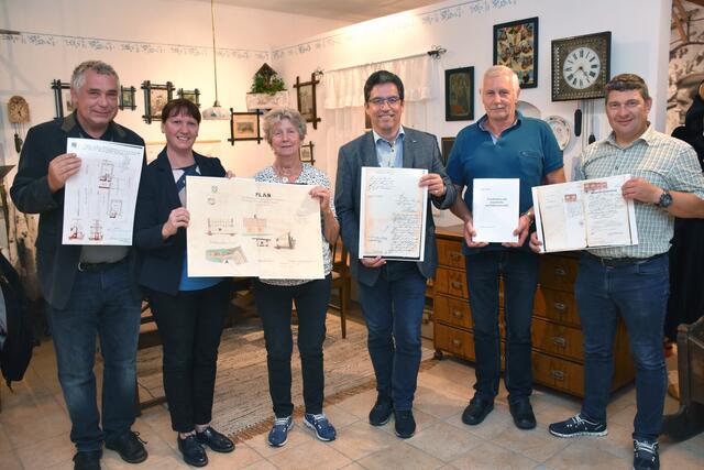 Karl Hohensinner, Bürgermeisterin Barbara Payreder, Christl Hochstöger, Obfrau Heimatverein, Vizebürgermeister Manfred Nenning, Karl Wimhofer, Heimatverein, Gemeinderat Josef Lumetsberger.