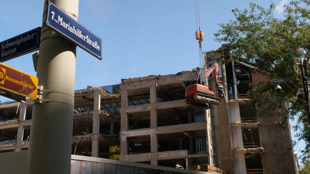 Das Leiner-Haus mit den drei Gänsen als Markenzeichen ist Geschichte: Der 16 Tonnen schwere Abbruchbagger wird jeden Tag mittels eines 400-Tonnen-Krans in die Höhe gezogen. Der Fahrer sitzt derweil bereits im Fahr-, oder richtigerweise im Flugzeug. | Foto: Max Spitzauer