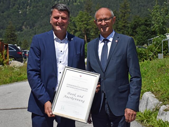 150 Jahre: Geschäftsführer Thomas Baumüller von Zimmermann Ganahl AG mit Wirtschaftslandesrat Anton Mattle. | Foto: © Land Tirol/Kathrein