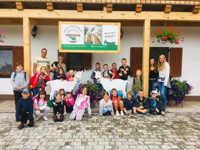 Die Kinder vom Eberndorfer Sommerhort verbrachten einen abwechslungsreichen Vormittag am Bauernhof der Familie Uitz in Gablern. | Foto: Privat