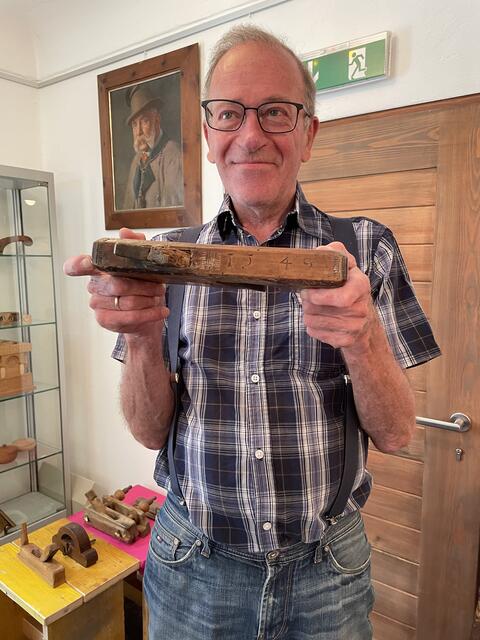 Rüdiger Böckel mit einer Holzhobel aus dem Jahr 1549.  | Foto: Konrad