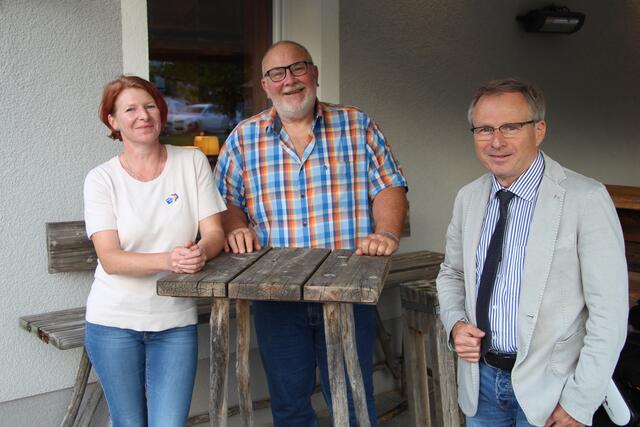 Ortsparteiobfrau Sarah Bauer-Oberhumer, der scheidende Obmann Günter Gradauer, Bezirksparteiobmann Wolfgang Klinger.  | Foto: FPÖ Weibern