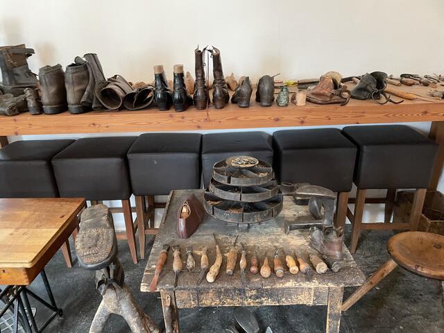 Im Museumshof Kammern erwarten den Besucher nicht nur eine Sammlung alter Paar Schuhe, sondern auch das dazugehörige Werkzeug.  | Foto: Konrad