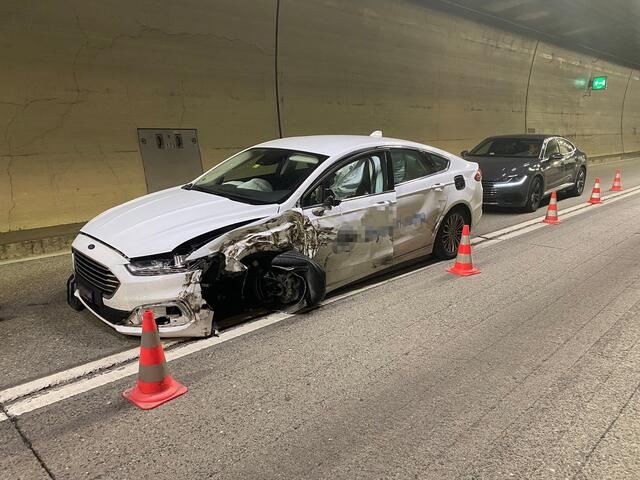 Ein Pkw geriet im Arlbergtunnel auf die Gegenfahrbahn und touchierte einen entgegenkommenden Lkw. | Foto: BFV Landeck