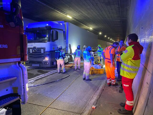 Der Dieseltank des Lkws aufgeschnitten sowie die Bereifung teilweise vom Lkw gerissen und beschädigt.  | Foto: BFV Landeck