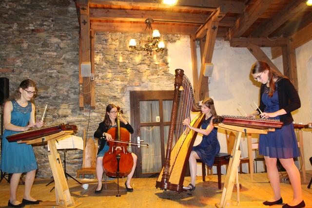 Carmen Aschbacher (Harfe), Carina Moser (Hackbrett), Barbara Moser (Hackbrett) und Magdalena Weber (Violoncello) gaben in der Alten Burg ein Benefizkonzert. | Foto: Musikschule Lieser-Maltatal 