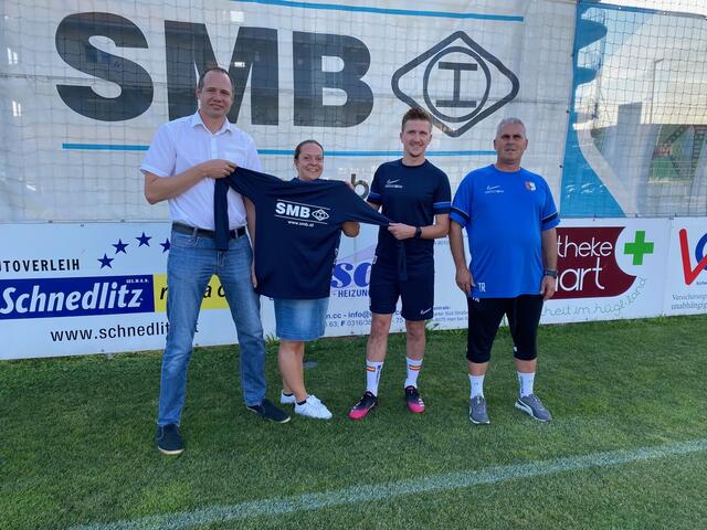 Pachern-Trainer Gerald Ulmer, Kapitän Philipp Fürstaller und Obfrau Sigrid Tscheppe mit SMB-Geschäftsführer und Sponsor Thomas Pein (links). | Foto: mac