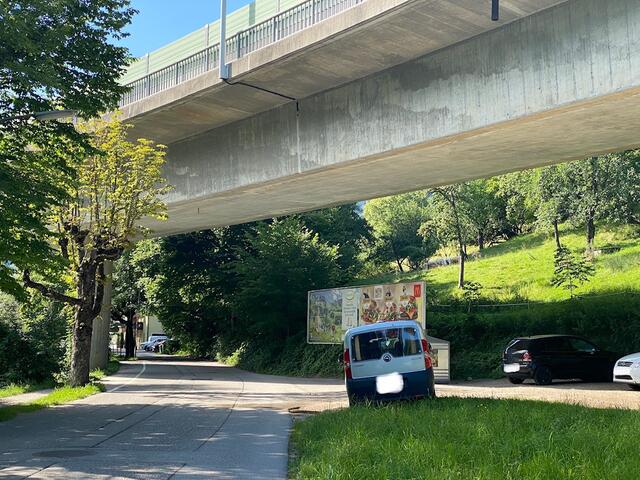 Standort: Kreuterer Straße unter der Umfahrungsbrücke. Hier sind 50 km/h erlaubt.