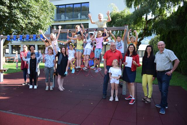 Begeisterte Kinder mit Sara Schaar, Gerald Preimel, Ursula Blunder, Siegfried Mohl, Kübra Duman, Angelika Brandner, Traudi Suntinger und Christine Palle. | Foto: Büro LR.in Schaar 