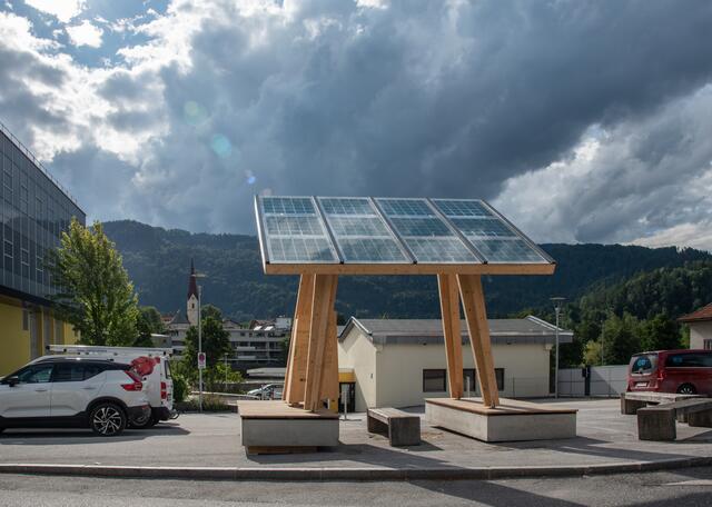 Ein „Goldenes Dachl aus Photovoltaik“ in Kufstein – Die Installation soll auf die Wichtigkeit der erneuerbaren Energieressource aufmerksam machen. 
 | Foto: Stadtwerke Kufstein