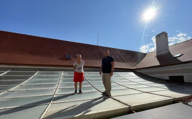 Der Weg führt uns auch auf das Glasdach über dem Innenhhof | Foto: Macho