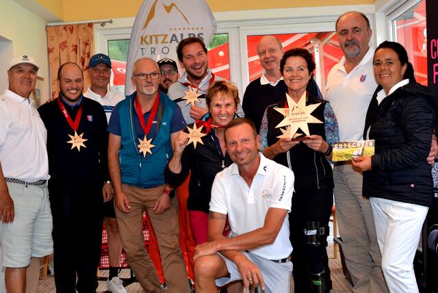 Die Teamsieger vom GC Gastein mit Turnierdirektor Christian Küchl (vo.). | Foto: Kitz Alps Trophy