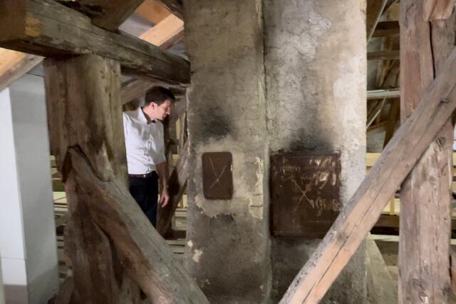 Auch für den Bürgermeister gibt es bei jedem "Besuch" am Dachboden Neues zu entdecken