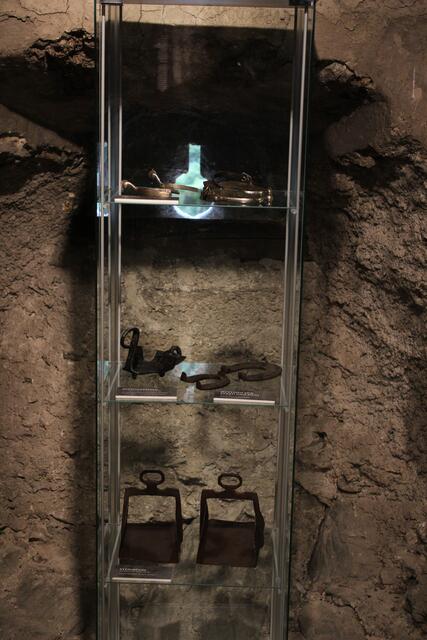 Vitrine mit Objekten aus der Antike und dem Mittelalter: (unterste Etage:) Steigbügel für Dauerritt, arabischer Typus, Mitte 16. Jh., Leihgabe: Drei Mohren Museum Lermoos; (mittlere Etage:) Hipposandale 1./2. Jh. nach Chr., Fundort: Tösens, Leihgabe: Bezirksmuseumsverein Landeck; (oben:) Verschiedene Typen von Sporen, um 1900, Leihgabe: Drei Mohren Museum Lermoos. | Foto: Olaf Sailer