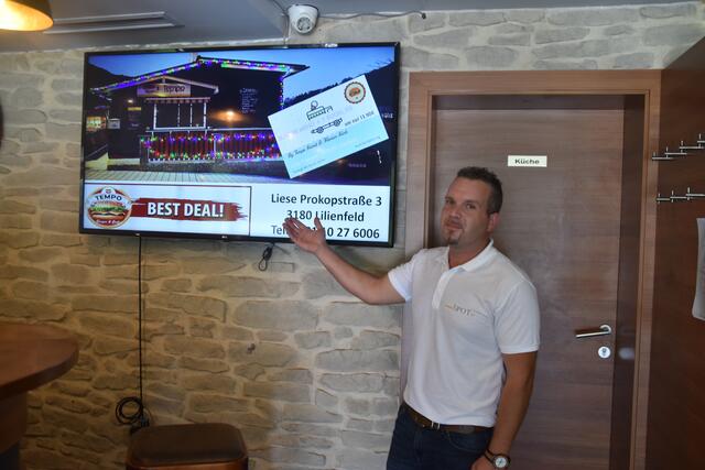 Wolfgang Waschhofer vor einem der meinSpot-TVs in Traisen. | Foto: Sara Handl