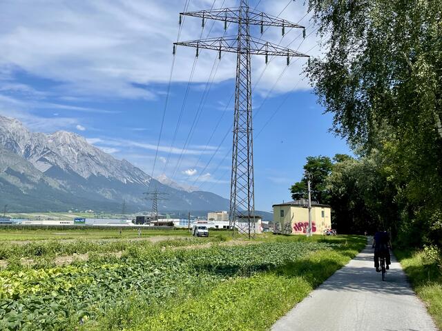 Beim gelben Häuschen kann man sich eine kleine Pause gönnen und die Sonne genießen. | Foto: Ricarda Stengg
